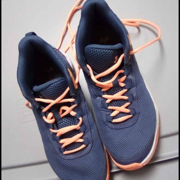 I am selling under armour basketball shoes - Picture 1 of 4